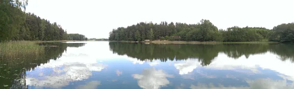 Skats no otra ezera krasta